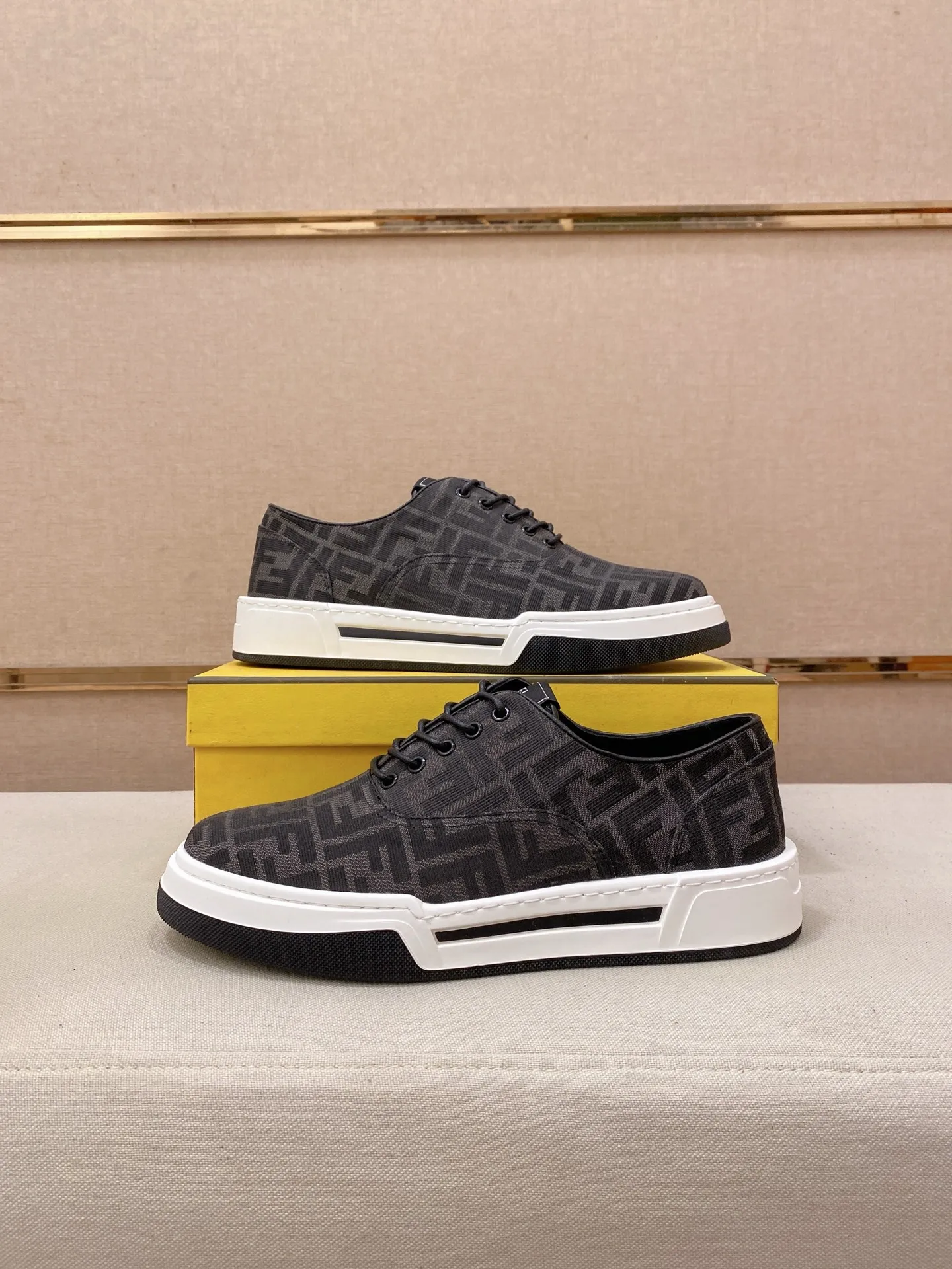 Men's shoes 💰 420💰 (FENDI) New high-top 👊🏻 upper 🇮🇹 imported cowhide fabric 🇩🇪 lining imported sheepskin lining. The original outsole is molded to highlight the identity of every man, and the upper foot is stable and stable🚶🏻🚶🏻The high-end custom counters reproduce the original version📯No matter the wind or rain, the shoe last remains unchanged and can withstand the verification of time🔍️,🔵 Size: 38-44 (45 is custom-made and cannot be returned or exchanged